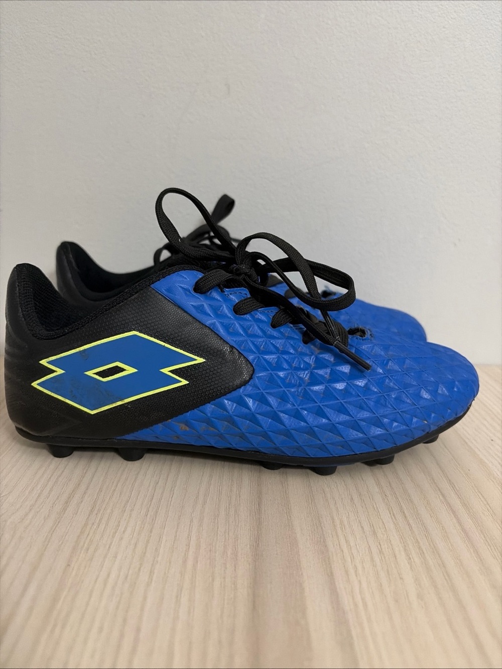 LOTTO Kids Blue and Black Soccer Shoes with Neon Accent size 2.5